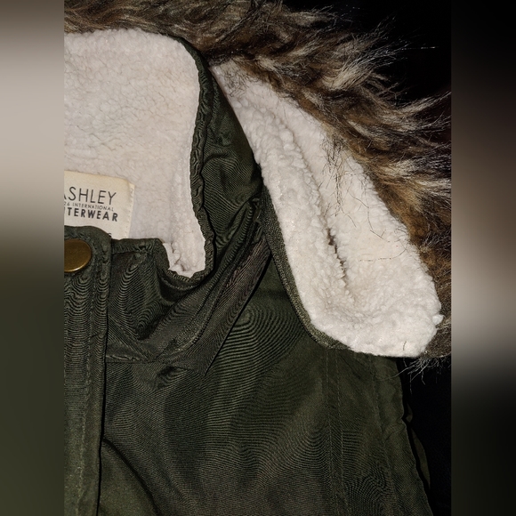 Hunter Green Hooded Vest, Sherpa Lined with Faux Fur Trim, Size Large - Picture 7 of 9